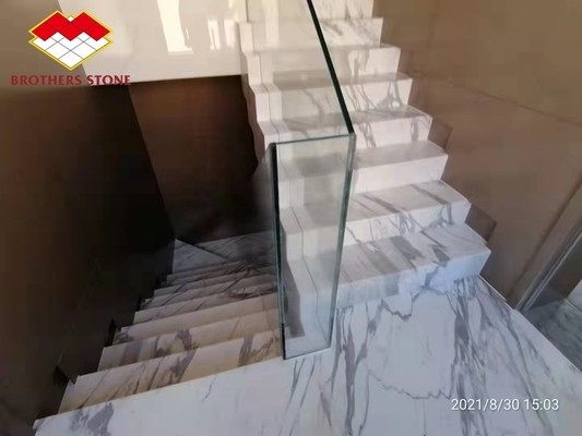 Внутренние лестничные перила виллы из натурального мраморного камня и золотых ступеней Калаката