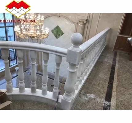 Подъемная лестница с ониксовым мрамором и белым мрамором