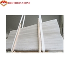 Белые деревянные плиты и плитки мрамора вены не легкие для того чтобы вставить пыль для перил лестницы